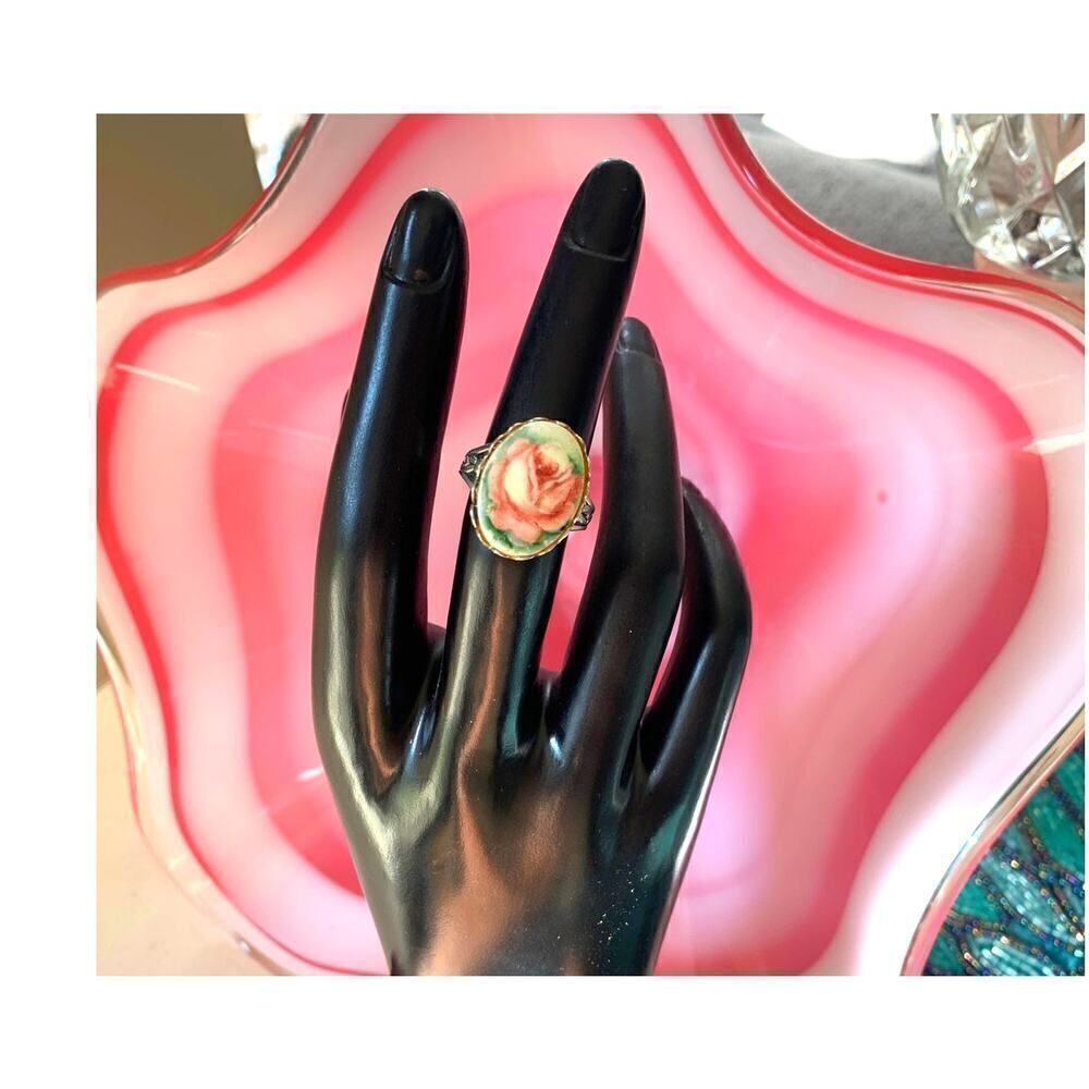 Vintage Victorian Pink Rose Cameo Signet ring, in Silver tone, Unmarked